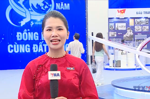 TTXVN tặng khách tham quan ấn phẩm tại triển lãm 80 năm thành tựu đất nước