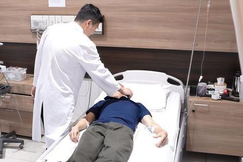 Bệnh nhân 72 tuổi mắc cùng lúc 3 loại ung thư