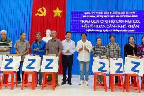 Xã Mỹ Hòa Hưng trao 100 phần quà cho hộ cận nghèo, hoàn cảnh khó khăn