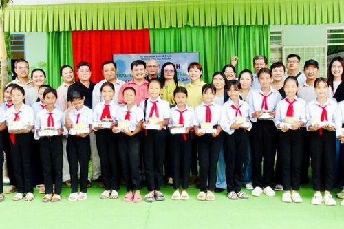 Trao học bổng và quà cho học sinh đồng bào Khmer xã Ô Lâm