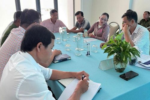 Trao thông báo cưỡng chế 3 hộ dân vi phạm lĩnh vực đất đai tại đầm Đông Hồ