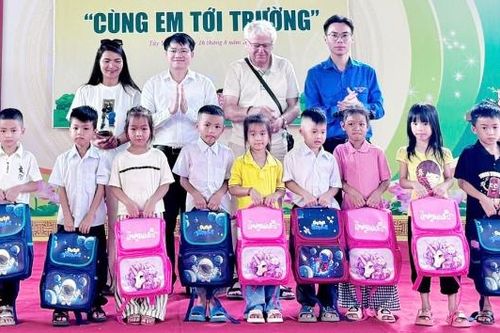 Cùng em viết tiếp ước mơ đến trường