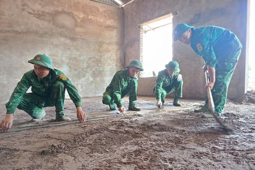 Khẩn trương làm nhà cho người dân vùng thiên tai