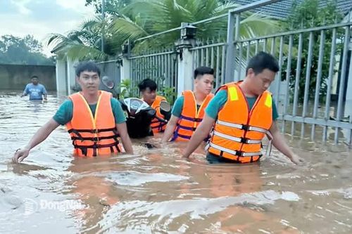 Hàng chục cán bộ, chiến sĩ hỗ trợ người dân xã Bình An trong mưa lũ