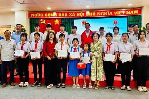 Gia Lai: 17 học sinh, sinh viên mồ côi nhận học bổng trị giá 145 triệu đồng