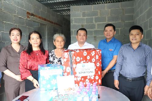 Xã Cam Lâm bàn giao nhà Đại đoàn kết và tặng quà cho gia đình có người bị tai nạn giao thông nặng