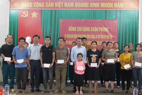 Bí thư Tỉnh ủy Phú Thọ Đặng Xuân Phong thăm và tặng quà người dân khu tái định cư Làng Nủ