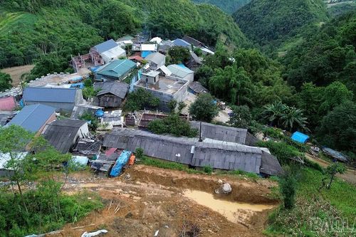 Xã Pha Long: Xuất hiện vết nứt lớn trên sườn núi, đe dọa sạt lở xuống 19 hộ dân