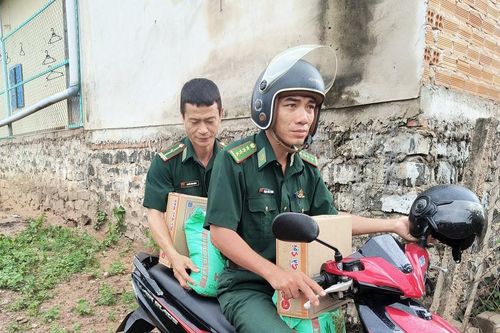 Hũ gạo vun đầy tình nghĩa quân dân