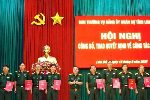 Lâm Đồng trao quyết định nghỉ hưu, phục viên cho 25 quân nhân