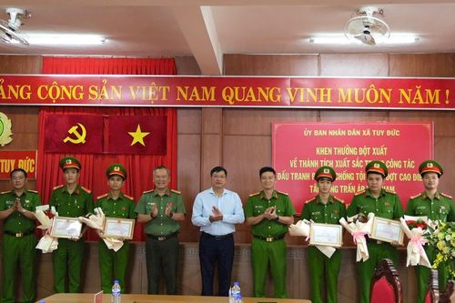 Khen thưởng lực lượng Công an Tuy Đức triệt phá 2 vụ ma túy