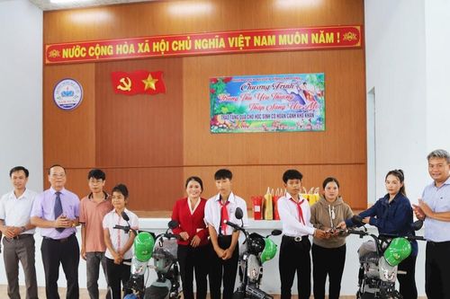Trao quà trung thu và xe đạp điện cho học sinh nghèo xã Nâm Nung