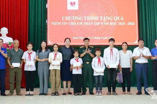 Trao 12 suất học bổng cho học sinh có hoàn cảnh đặc biệt