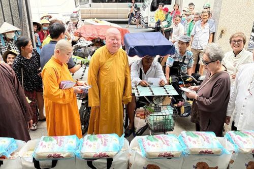 Trao 100 phần quà Vu lan tại tòa soạn Báo Giác Ngộ (P.Xuân Hòa)
