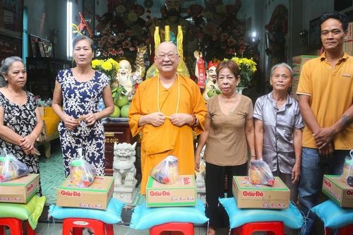 Chùa Long Vân (P.Chánh Hưng) trao 400 phần quà từ thiện