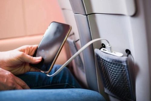 Mang sạc dự phòng lithium đi máy bay: Cấm ký gửi, cấm sử dụng trên cabin