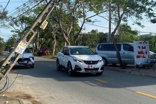 Nghệ An: Cột điện nghiêng ngả, tai nạn rình rập người đi đường