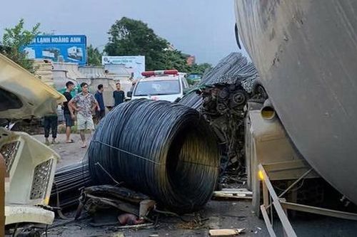 Hải Phòng: Hai xe đầu kéo va chạm trên QL5, một tài xế bị thương, giao thông ùn tắc