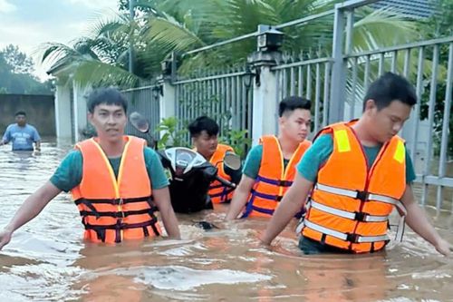 Đồng Nai: Mưa lớn liên tiếp, lũ dâng nhanh, bộ đội trắng đêm sơ tán dân khỏi biển nước
