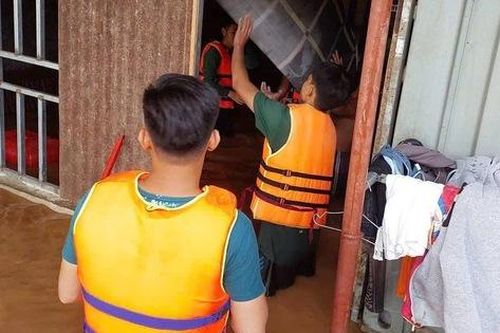 Nước sông Buông dâng cao, hàng trăm hộ dân Đồng Nai khổ sở chạy lũ