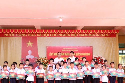 8.000 suất học bổng 'Cùng em tiến bước' cho học sinh nghèo vượt khó trên toàn quốc