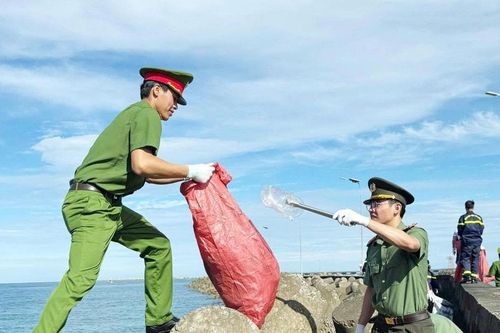 Công an An Giang ra quân giữ gìn 'Đảo ngọc xanh', không rác thải nhựa