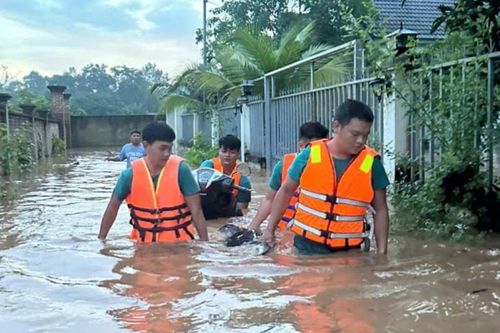 Đồng Nai: Nhiều xã bị ngập sau mưa lớn, Quân đội, Công an kịp thời hỗ trợ người dân
