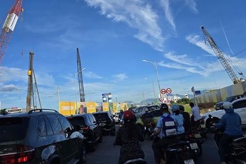 Cao ốc căn hộ xây dựng rầm rộ ngay điểm nghẽn giao thông