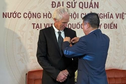 Trao tặng đạo diễn Bo Öhlén Kỷ niệm chương 'Vì sự nghiệp Văn hóa, Thể thao và Du lịch'