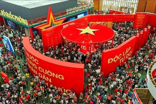 Phân luồng giao thông phục vụ Triển lãm Thành tựu 80 năm
