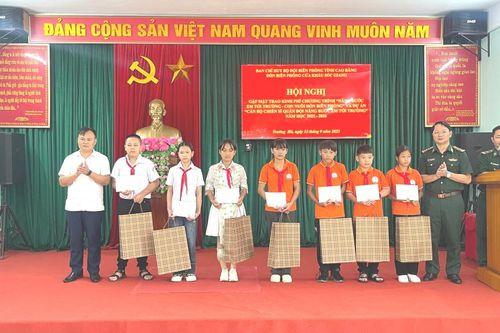 Đồn Biên phòng Cửa khẩu Sóc Giang hỗ trợ 18 học sinh hoàn cảnh khó khăn