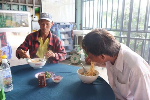 Ấm lòng từ 'Tiệm mì chay 1.000 đồng'