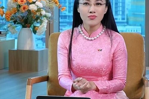 BTV Hoài Anh nghẹn ngào khi nhắc về bản tin 'Thời sự 19h', nhớ sự cố rớt bông tai trên sóng trực tiếp