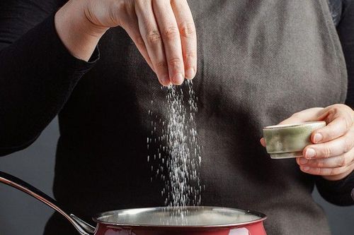 5 loại thực phẩm quen thuộc khiến sức khỏe cả nhà xuống dốc, nhiều người vẫn chủ quan hay ăn tự rước họa vào thân