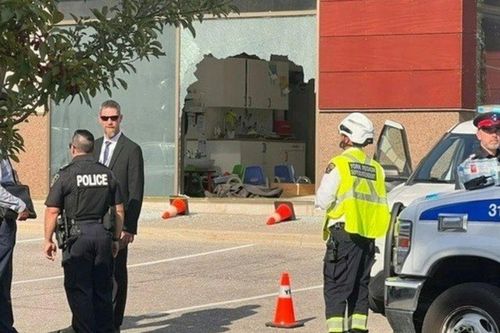 Ô tô đang đỗ bất ngờ tăng tốc, lao vào nhà trẻ ở Canada, bé trai 18 tháng tuổi tử vong và nhiều em khác bị thương