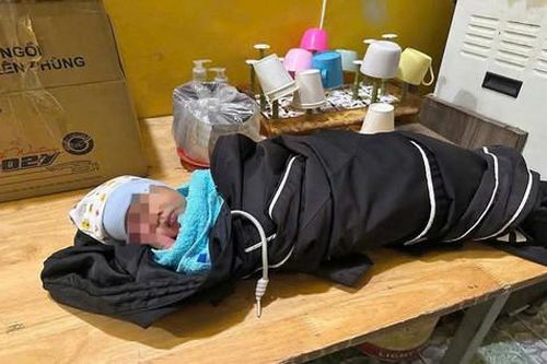 Liên tiếp phát hiện 3 trẻ sơ sinh bị bỏ rơi ở TPHCM