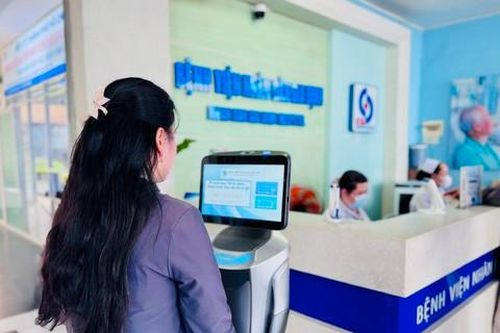 Bệnh viện nhân dân Gia Định đưa robot vào hỗ trợ hướng dẫn cho người bệnh