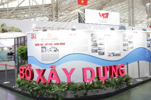 Không gian triển lãm của Bộ Xây dựng thu hút nhiều người dân tham quan