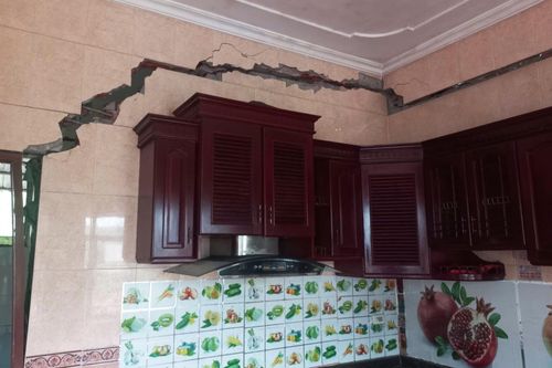 Sống thấp thỏm trong nhà sụt lún, nứt rộng cả gang tay ở Quảng Ninh