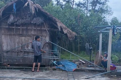Nam thanh niên ở Hà Tĩnh bị sét đánh chết khi xem điện thoại trong nhà