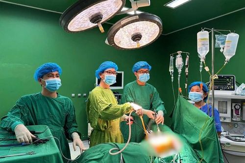 Xô xát trong khuôn viên trường, nam sinh lớp 7 bị đâm thủng ngực