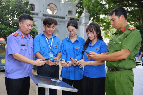 Đền Quán Thánh có thêm wifi miễn phí và 'thư viện số' với 500 đầu sách