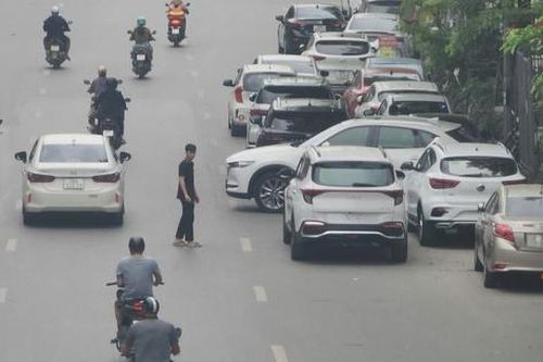 Ô tô chiếm vỉa hè, 'xếp hàng' dưới lòng đường Phạm Văn Đồng ở Hà Nội