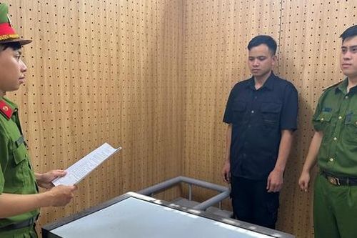 Khởi tố 2 đối tượng 'cuỗm' hơn 50 chiếc điện thoại trong đêm