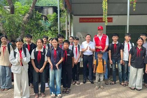 Hơn 1.600 trẻ em miền núi Nghệ An nhận quà hỗ trợ sau bão