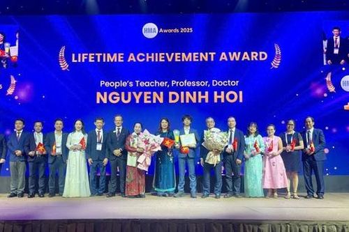 NGND GS.TS.BS Nguyễn Đình Hối được trao giải Cống hiến trọn đời