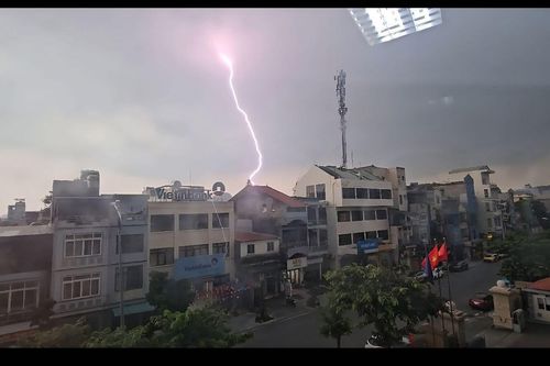 Thanh niên bị sét đánh tử vong khi nằm giường vừa sạc, vừa xem điện thoại