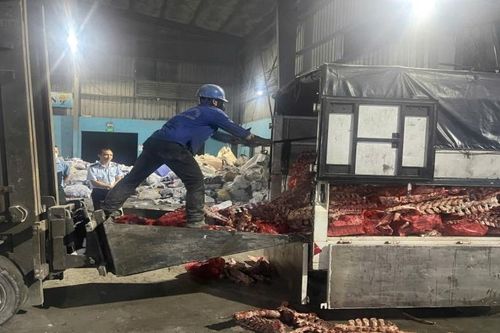 Công an xã Vĩnh Thanh phát hiện cơ sở kinh doanh thực phẩm không rõ nguồn gốc
