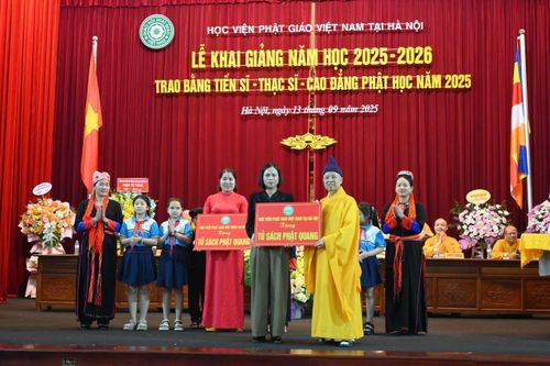 Học viện Phật giáo Việt Nam tại Hà Nội khai giảng năm học 2025-2026 và trao tặng tủ sách Phật Quang