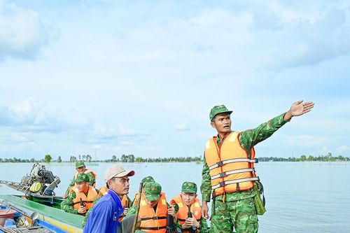 Theo chân lính biên phòng tuần tra, kiểm soát ngăn chặn buôn lậu mùa nước nổi